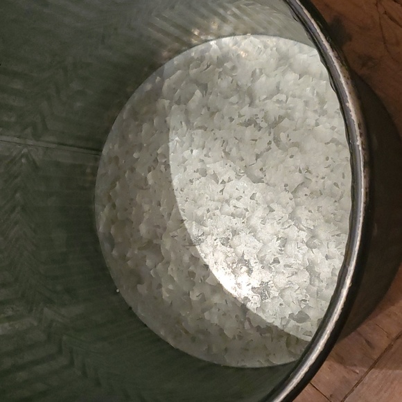 New metal tin with wood stand 27.4" planter - Picture 4 of 5